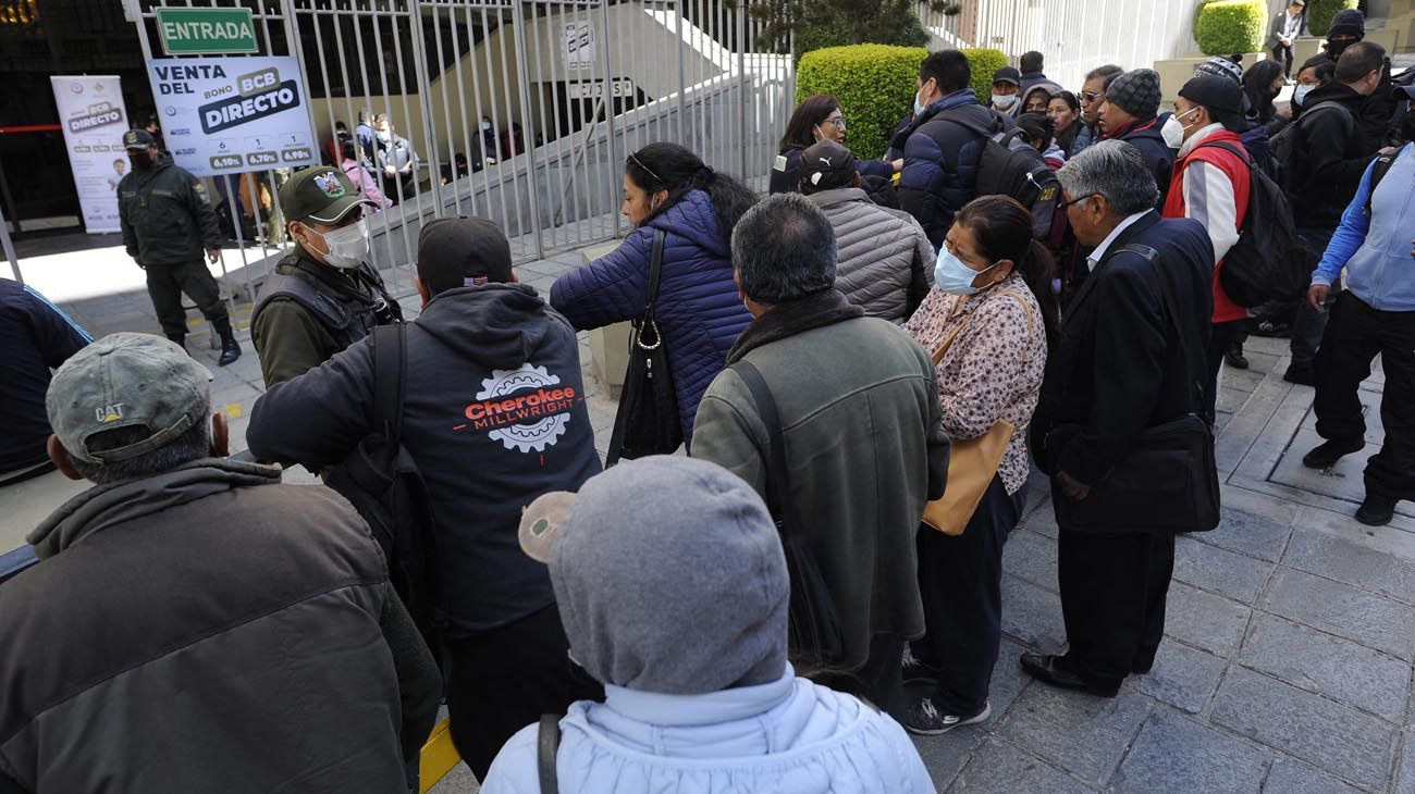 Bolivia: restringieron la compra de dólares y se generaron grandes colas en su banco central