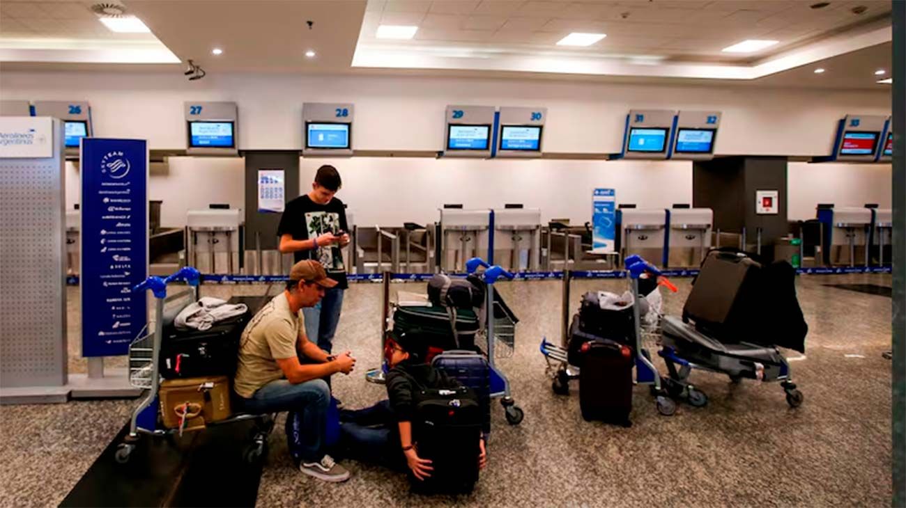 Comenzó el paro de controladores aéreos, que demorará los vuelos en todo el país