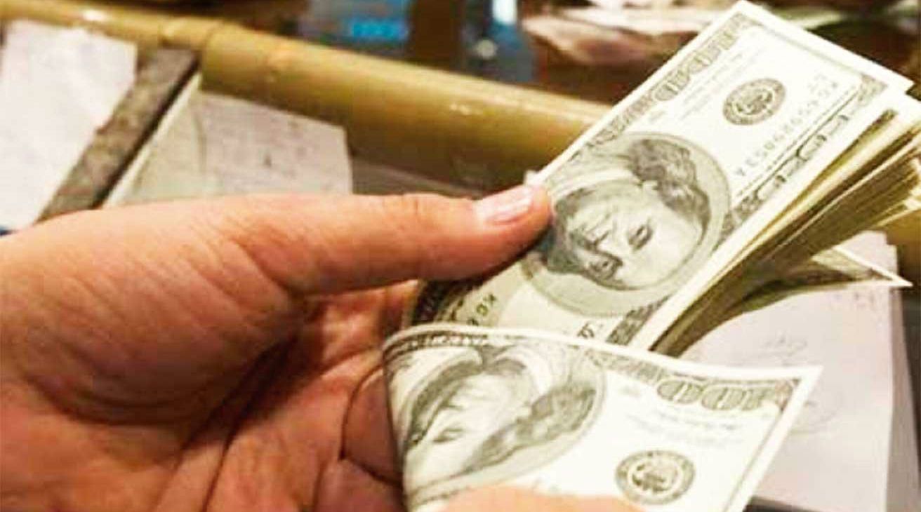 Tras la suba histórica, el dólar retrocede 80 centavos y perfora los $43