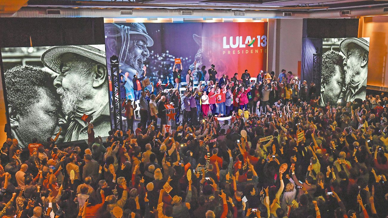 El PT lanzó oficialmente la candidatura de Lula, quien continúa preso