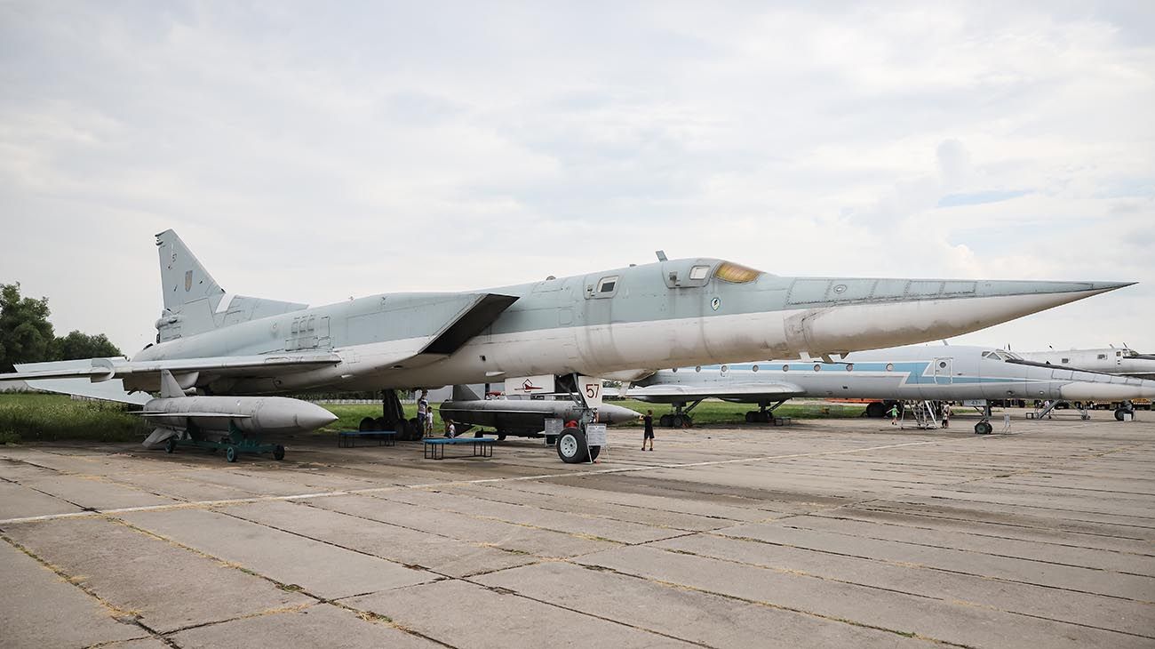 Cómo es el "asesino de portaviones", el avión ruso que puede llevar hasta 24 toneladas de bombas nucleares