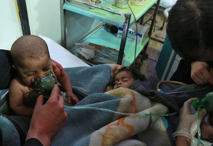 Horror en Siria: bombardean ciudades rebeldes y mueren 130 chicos