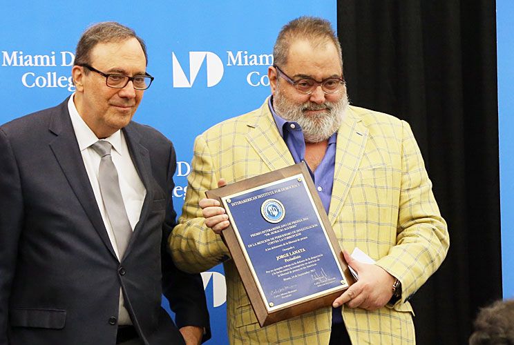 Lanata en Miami: recibió premio, pero su asistente se quedó con los elogios