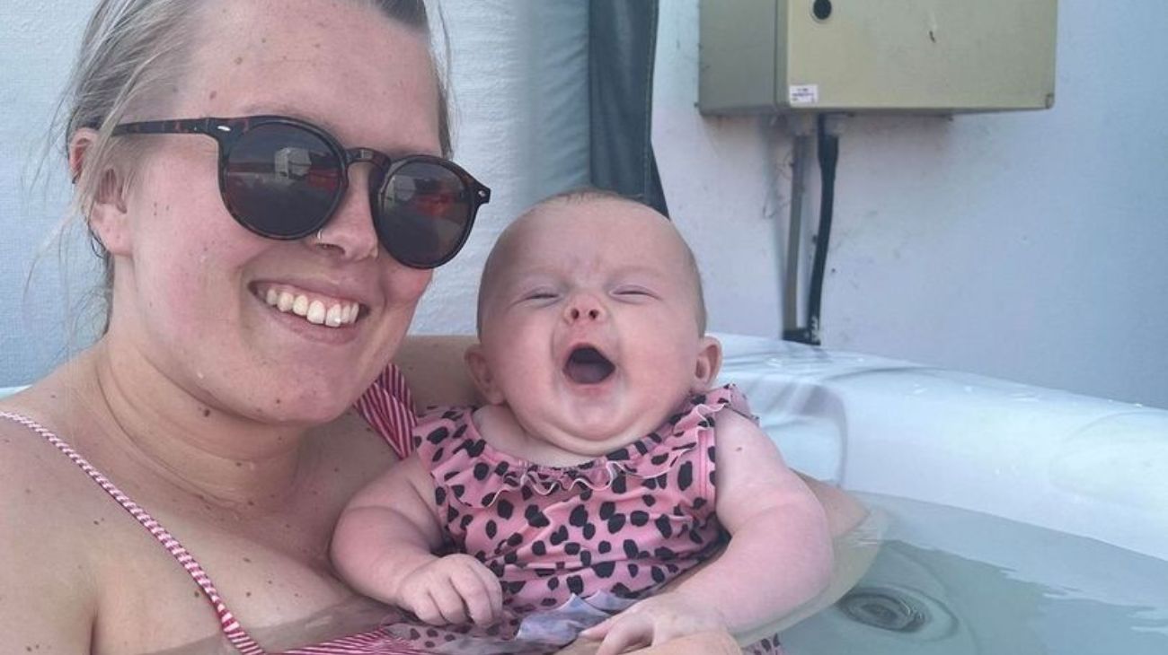 Dio a luz a su bebé en el inodoro sin saber que estaba embarazada: "Escuché un golpe y vi dos piecitos"