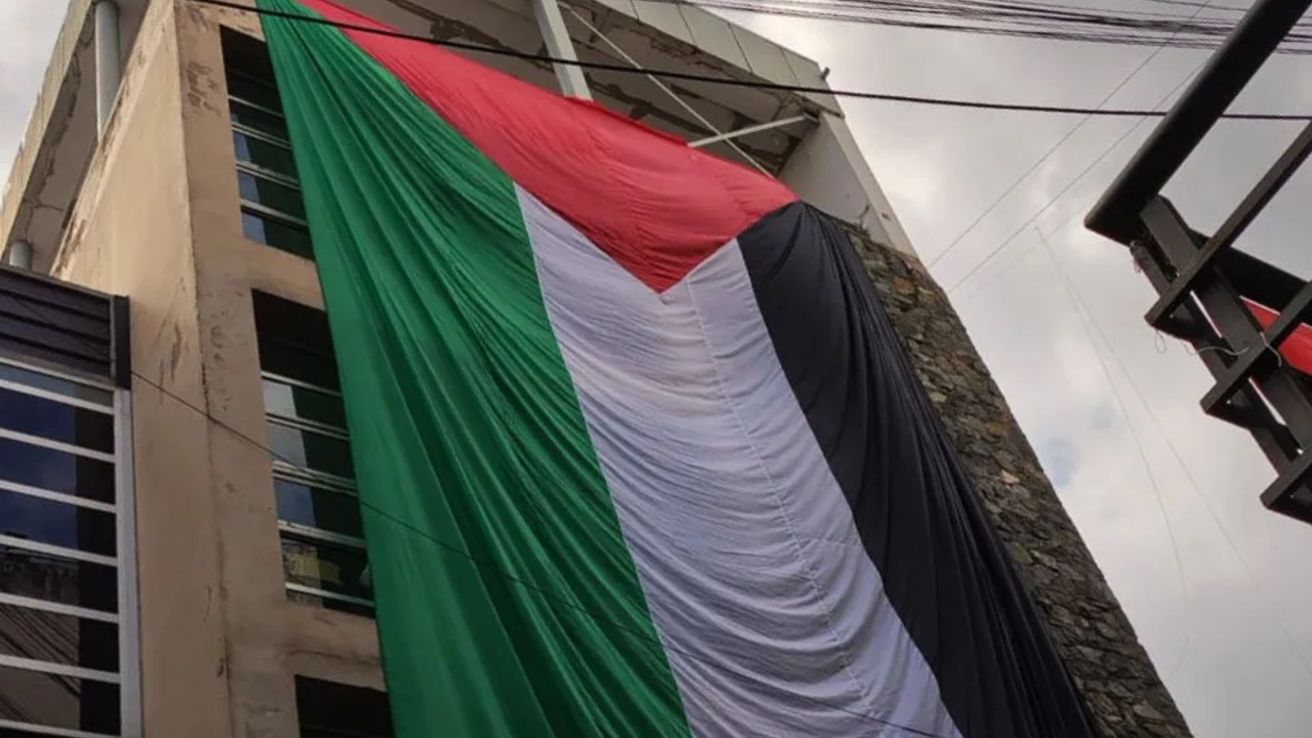 Facultad de Derecho: le hicieron retirar una insignia y respondieron con una mega bandera de Palestina