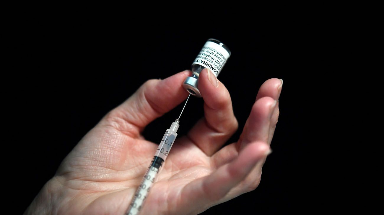 Pfizer y BioNTech buscan demostrar la efectividad de una tercera dosis de su vacuna