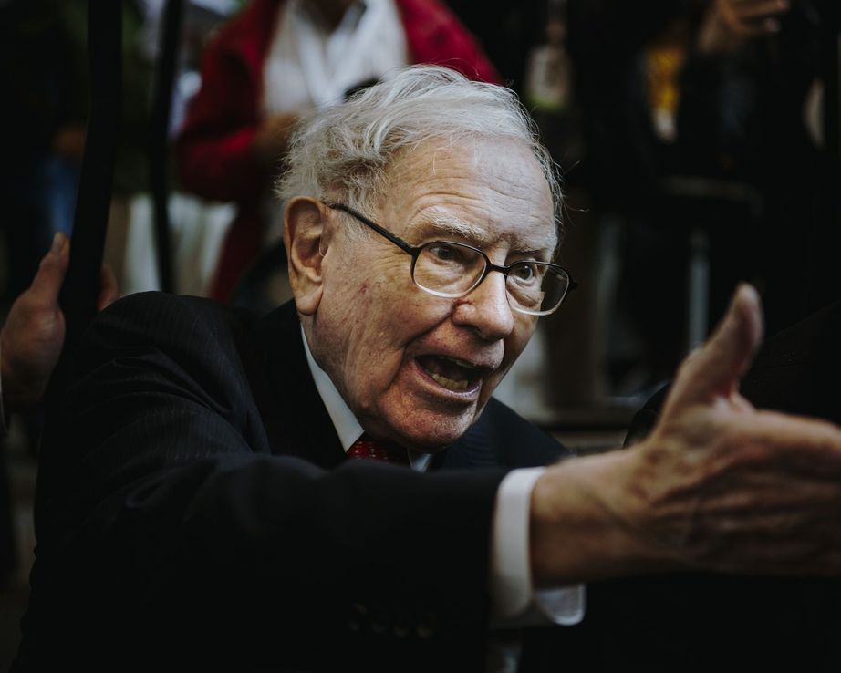 Warren Buffet ahora es más rico que Zuckerberg tras caída de tecnológicas