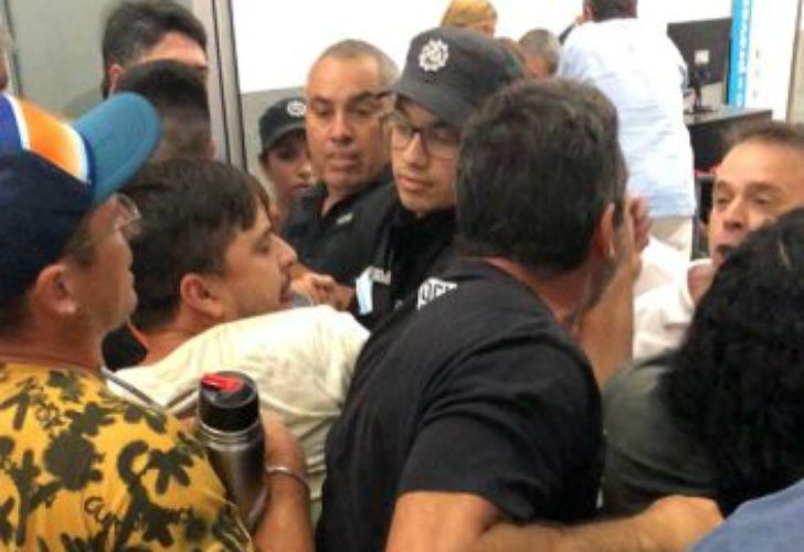 En Rosario quisieron revisar a quinceañeras que venían de Disney y casi arde Troya
