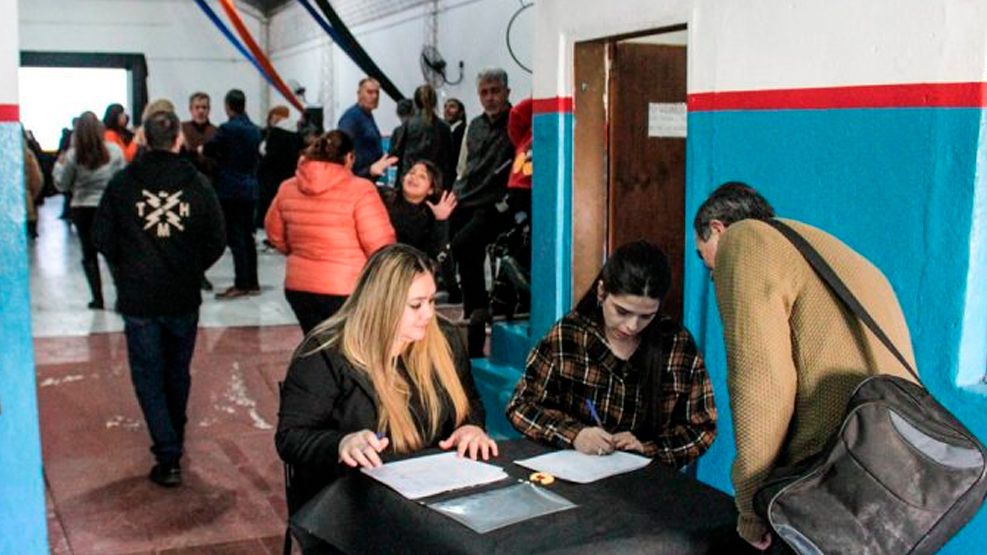 Passerini mira atento: 400 centros vecinales elegirán autoridades este 2025 en la ciudad de Córdoba