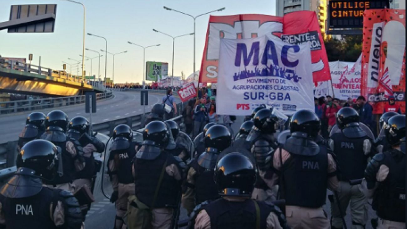 Por el paro nacional, hay corte total en el Puente Pueyrredón