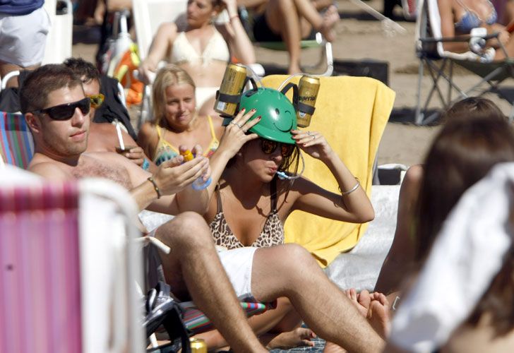 Intensos controles impiden a los turistas llevar alcohol a la playa pública
