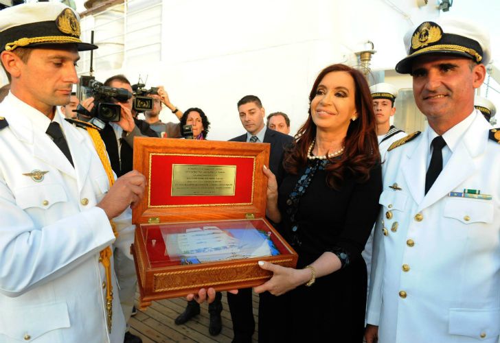 El homenaje de la tripulación de la Fragata a la "Doctora Doña CFK"