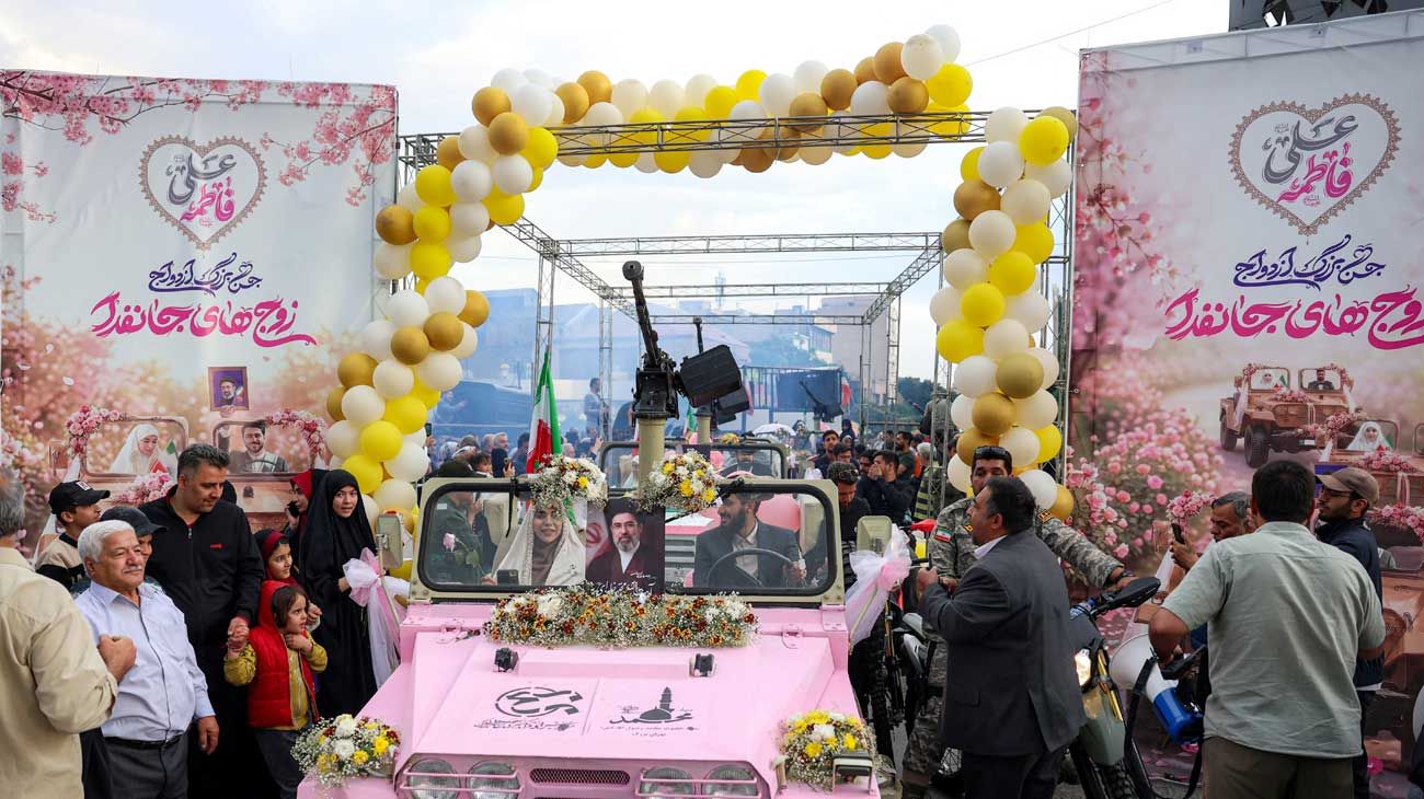 En jeeps con cañones y flores: 110 parejas se casaron en la plaza principal de Irán y juraron "autosacrificarse" para defender su país