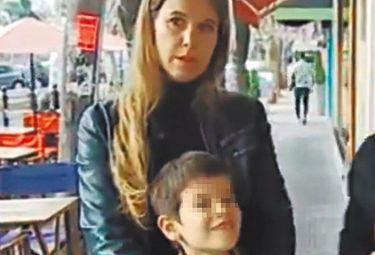 Analizan citar a la mujer que dejó a su hijo en el auto