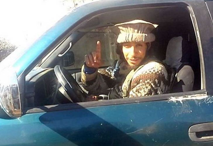 El ideólogo de la "Masacre de París" se divierte arrastrando cadáveres en Siria