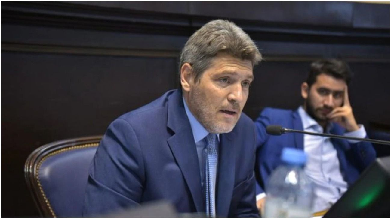 Video: un diputado bonaerense se puso un antifaz en plena sesión para reclamar contra "más impuestos"