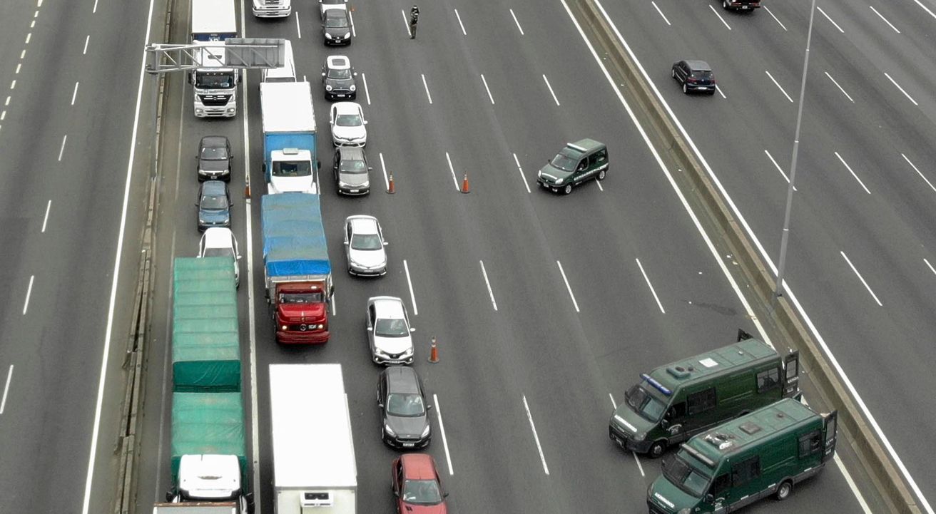 El tránsito en autopistas se redujo hasta un 78% y hubo críticas a los operativos