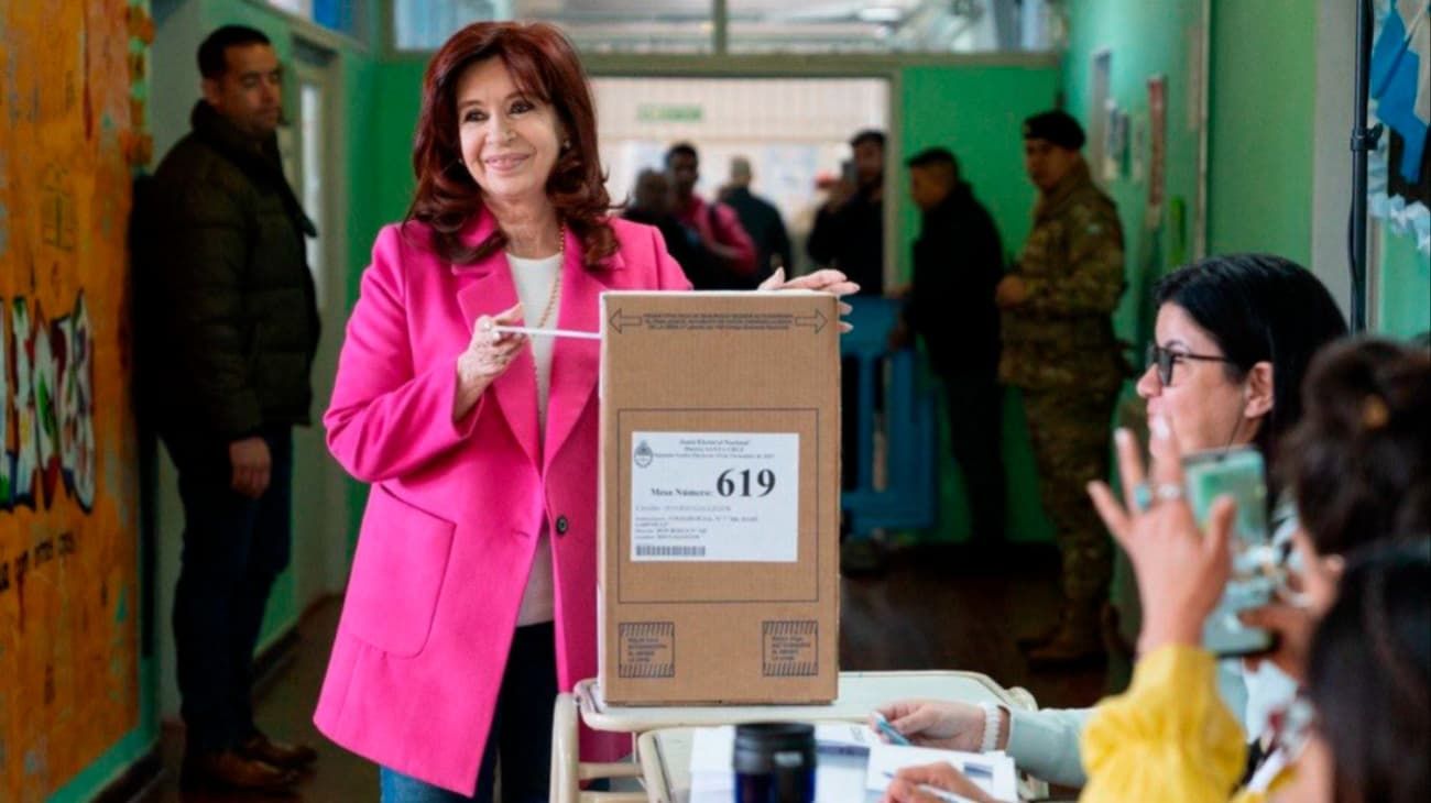 Cristina Kirchner suspendió su viaje a Italia en medio de la tensión por la transición de Gobierno