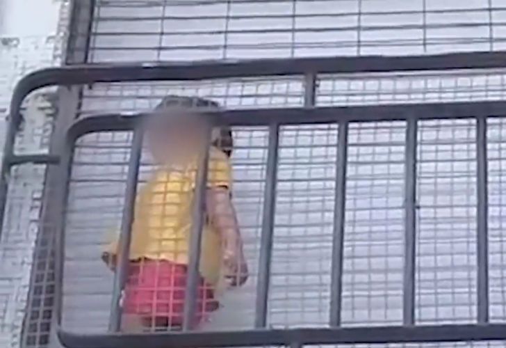 Denuncian a un jardín por "encerrar" a un nene en el balcón