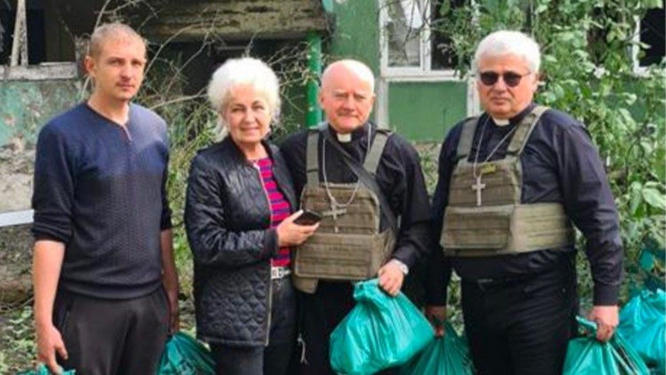 El cardenal enviado por el Papa Francisco a Ucrania quedó en medio de un tiroteo
