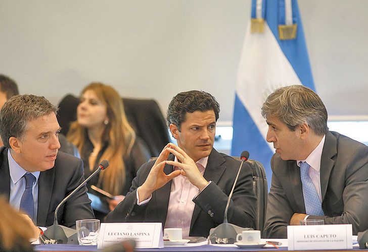 Luis Caputo: ‘coacheado’, con legisladores como escudo y sin repreguntas
