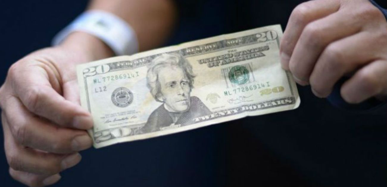El dólar sigue bajando y quedó al filo de la banda inferior