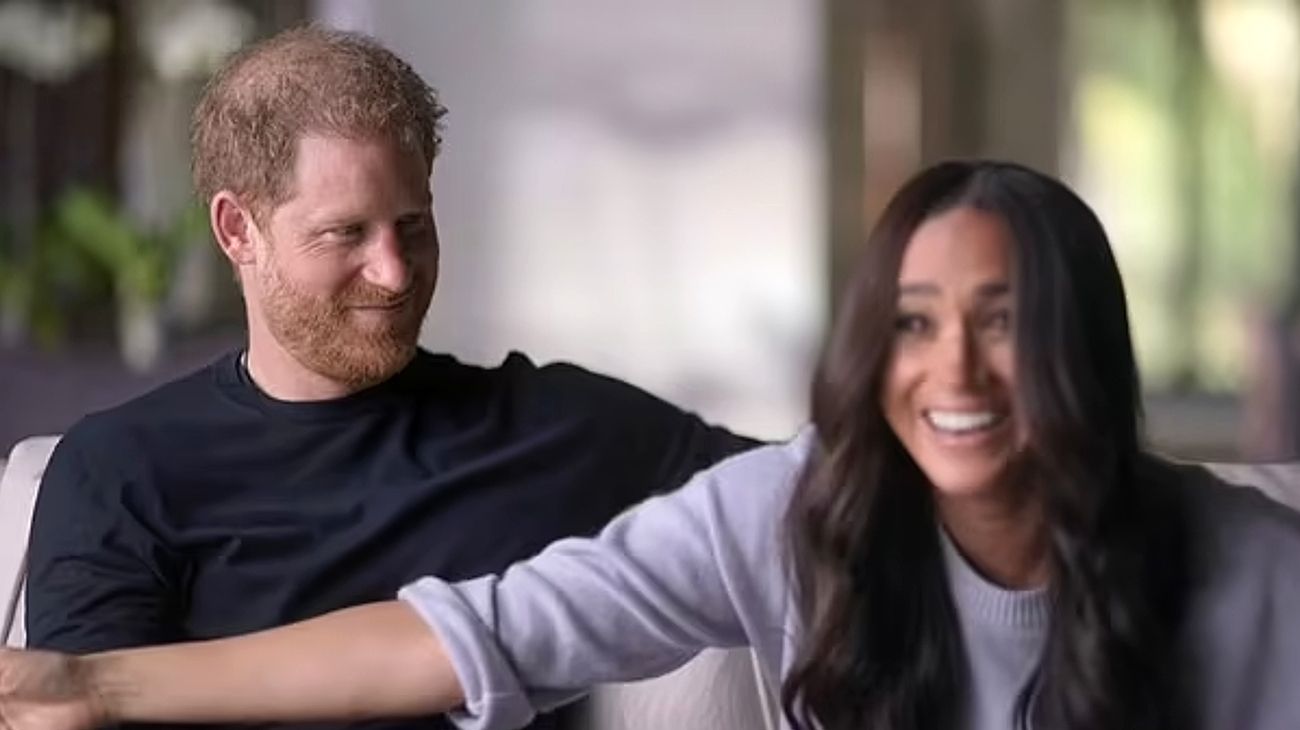 "Harry & Meghan": bombas y una ridícula reverencia en el documental de los duques de Sussex