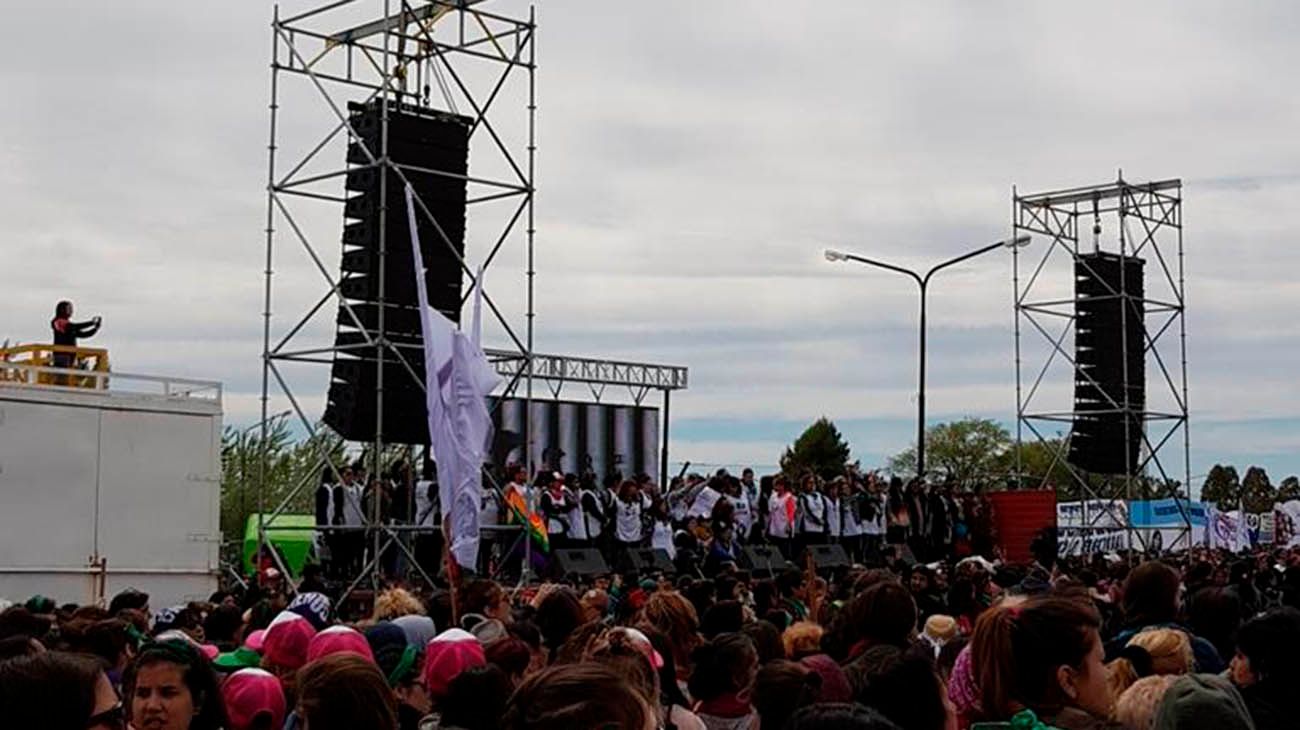 Con una masiva concurrencia, comenzó el Encuentro Nacional de Mujeres en Trelew