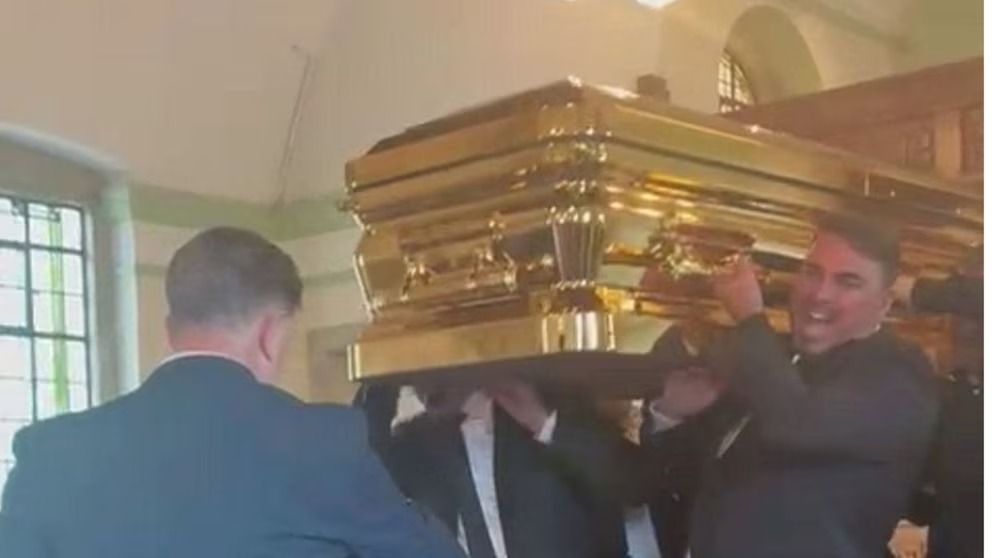 Excéntrico funeral de un empresario gitano en Londres: caravana en Rolls-Royce y un ataúd de oro macizo