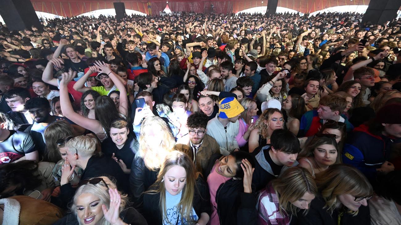 Sin barbijo ni distanciamiento, una multitud participó de un recital de prueba en Liverpool