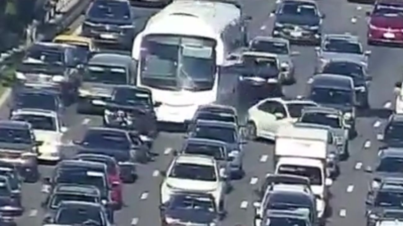 Impresionante accidente en la General Paz: un micro embistió a nueve autos y dejó un herido