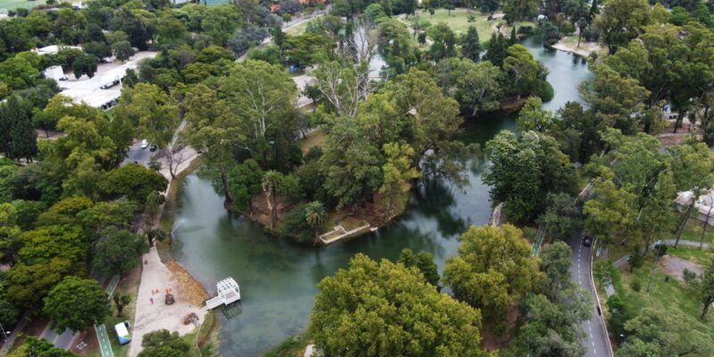 La municipalidad completó la primera limpieza de la laguna del Parque Sarmiento