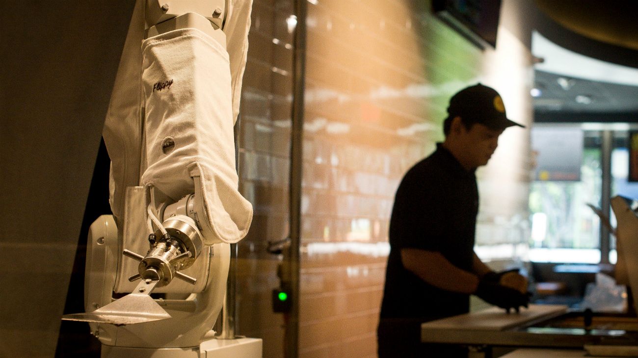 Videos | Faltan empleados y este restaurante de EE.UU. contratró a un robot
