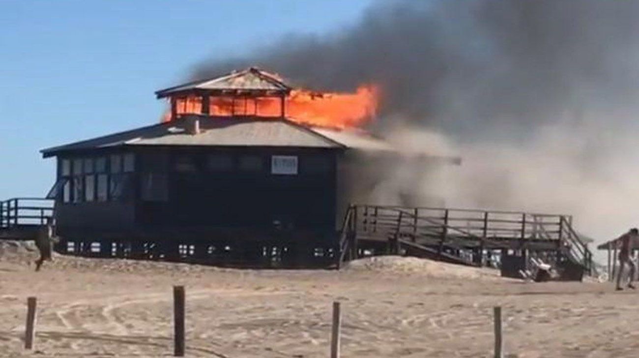 Pinamar: así quedó el parador destruido por un incendio en La Frontera