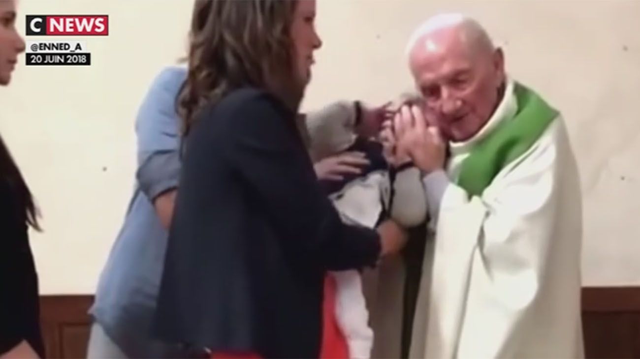 Un sacerdote cacheteó a un bebé que lloraba en su bautismo