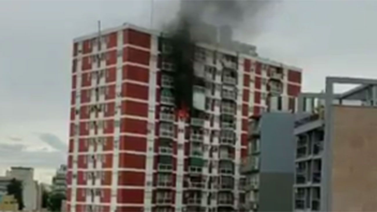 Incendio en un edificio en Palermo: hay evacuados y un herido con quemaduras