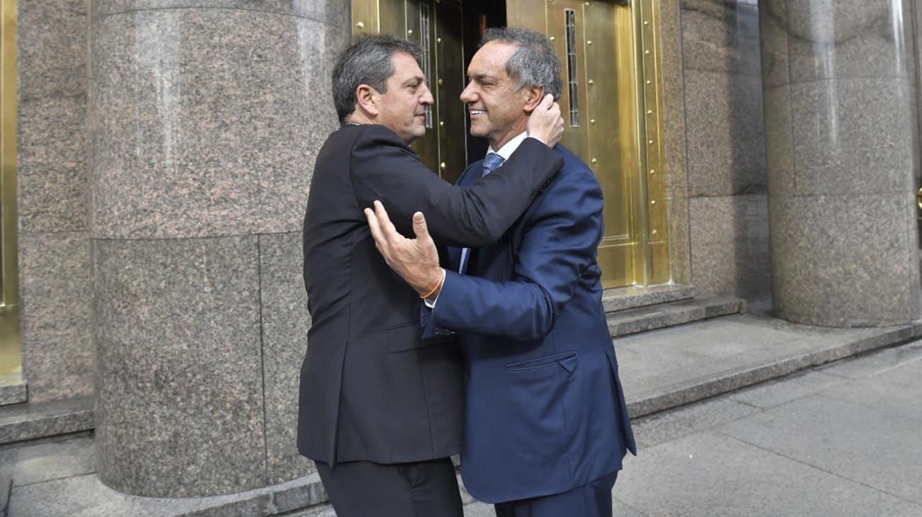 Sergio Massa recibió con un abrazo a Daniel Scioli en la explanada del Ministerio de Economía