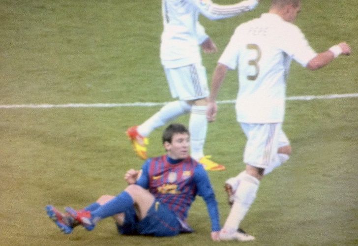 Pepe rompió: en España, todos hablan del "pisotón" a Messi