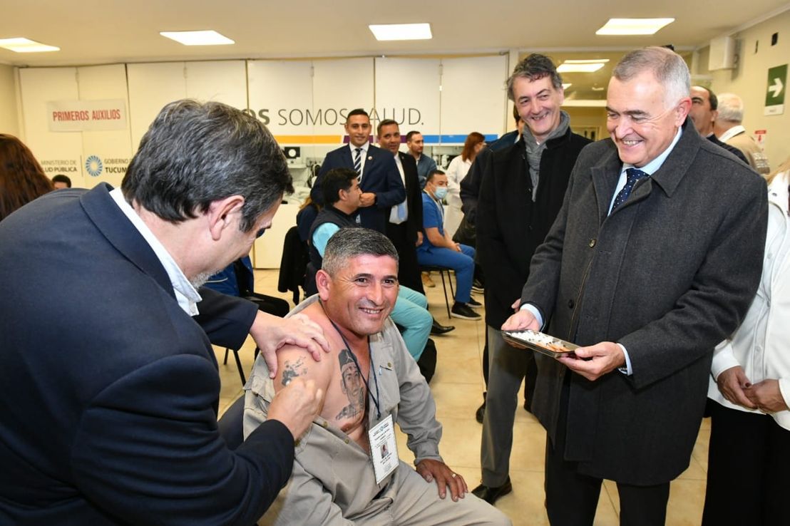 Con la presencia de Jaldo comenzó la vacunación contra el Dengue en Tucumán
