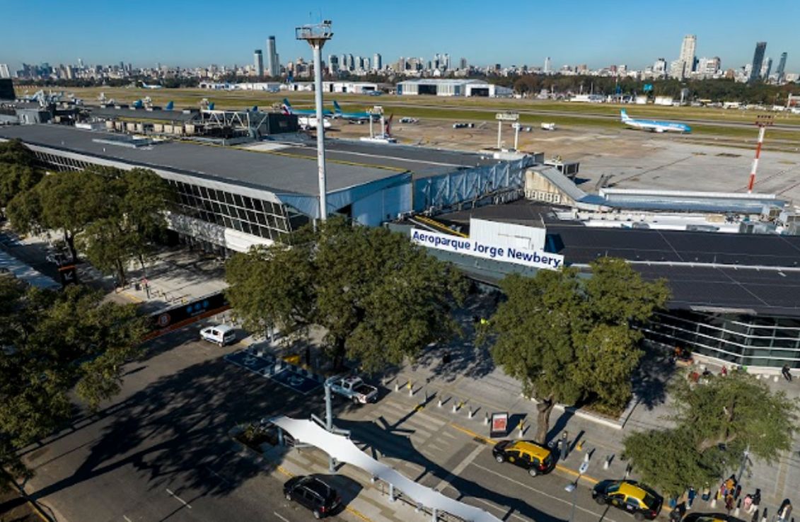 Un avión de Aerolíneas Argentinas aterrizó de emergencia y Aeroparque quedó inoperable