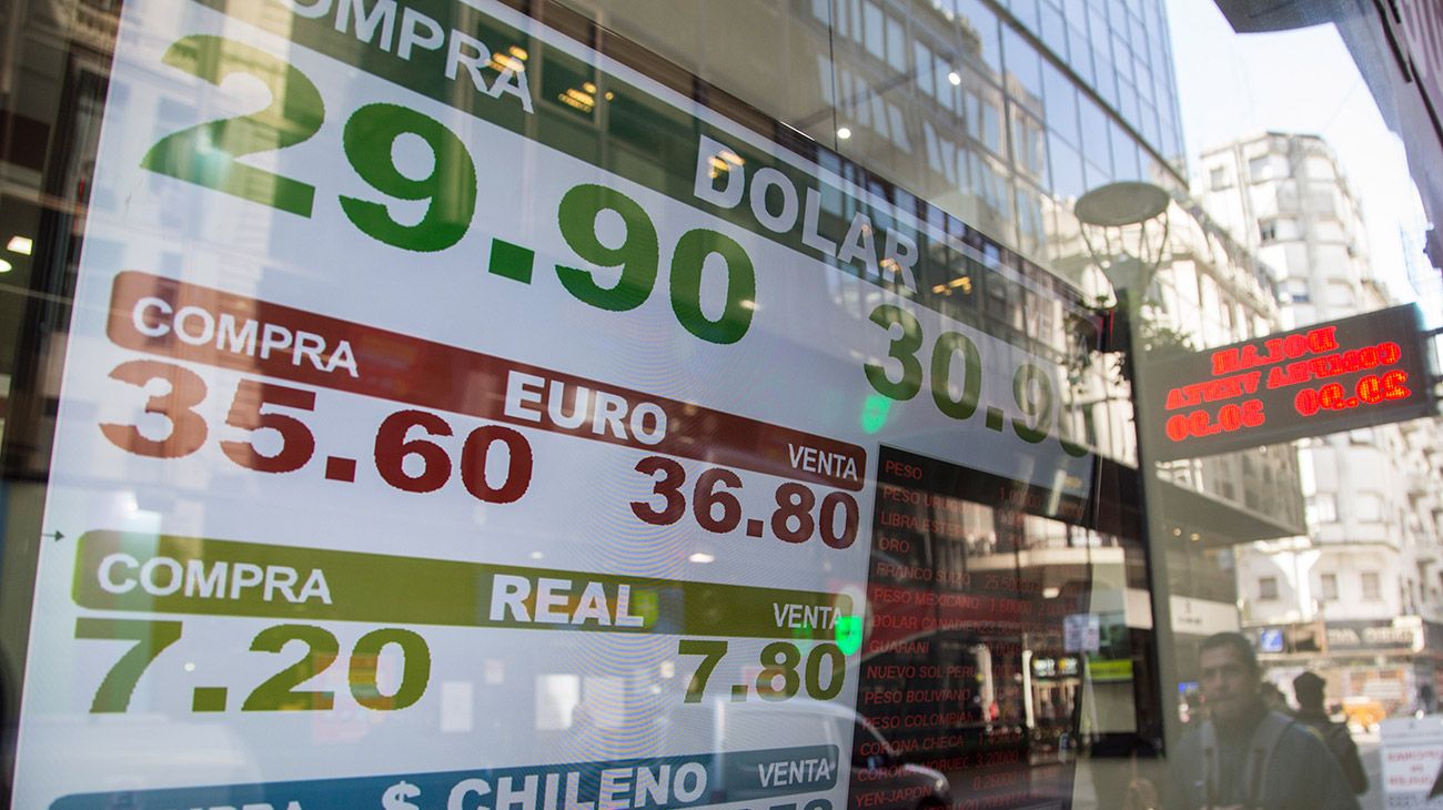 El dólar subió 26 centavos y cerró en un nuevo récord histórico
