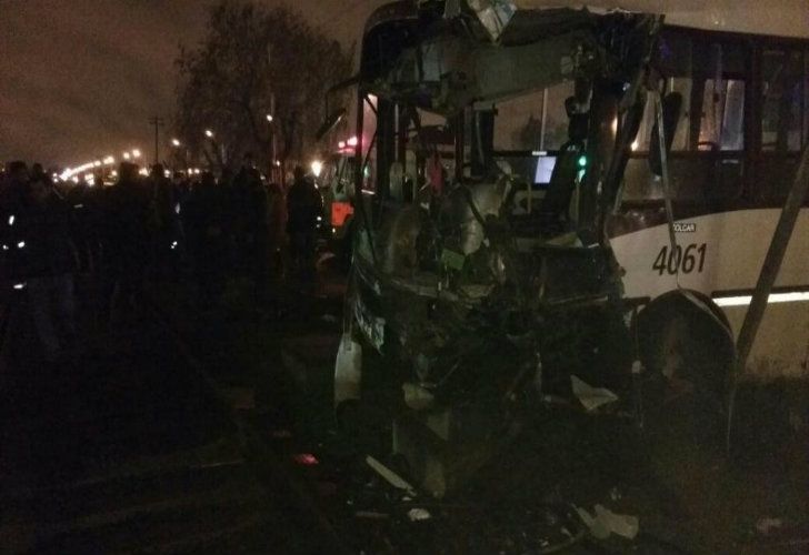 Un tren del Sarmiento embistió a un colectivo: dos muertos y 14 heridos