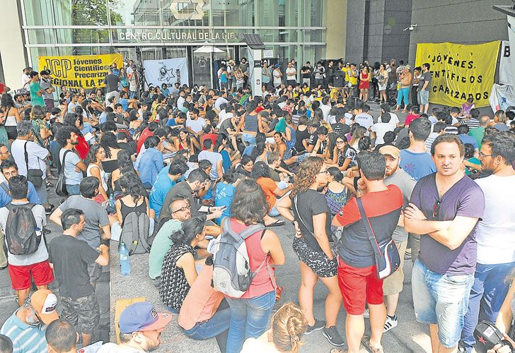 Científicos reclaman por la falta de fondos e insumos