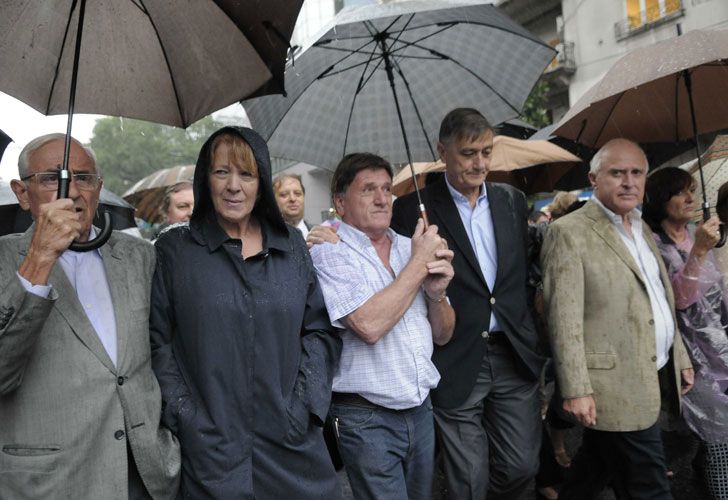 Sin banderas, los políticos estuvieron en el 18F