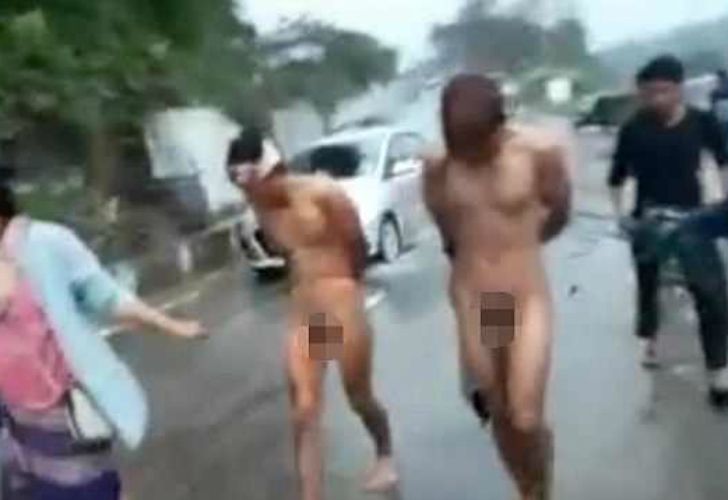 Video | Impactantes escenas del castigo público a dos violadores en la India