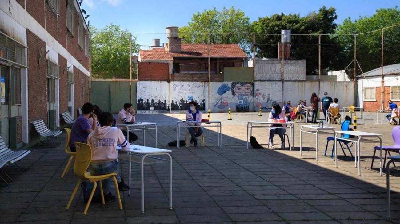 Cómo fue el regreso a clases en dos escuelas técnicas porteñas