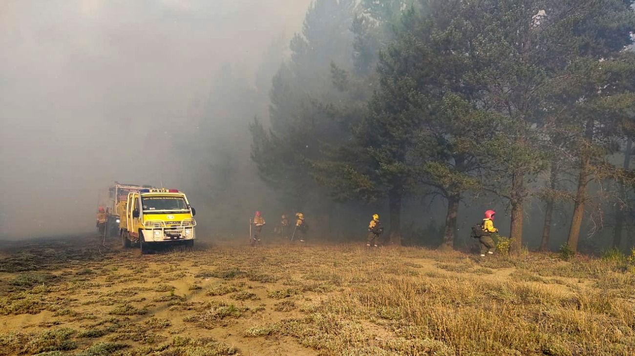 Llueve en El Bolsón y trae algo de alivio tras 4 días combatiendo los incendios