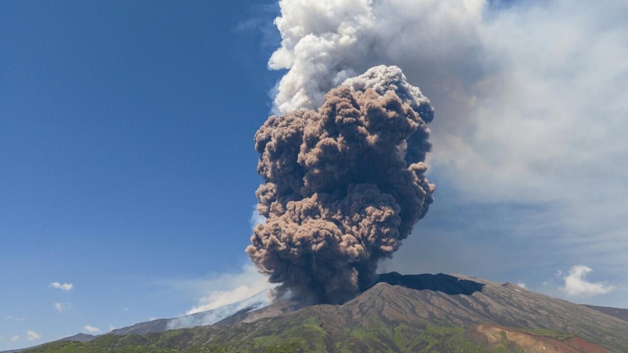 El Etna volvió a entrar en erupción