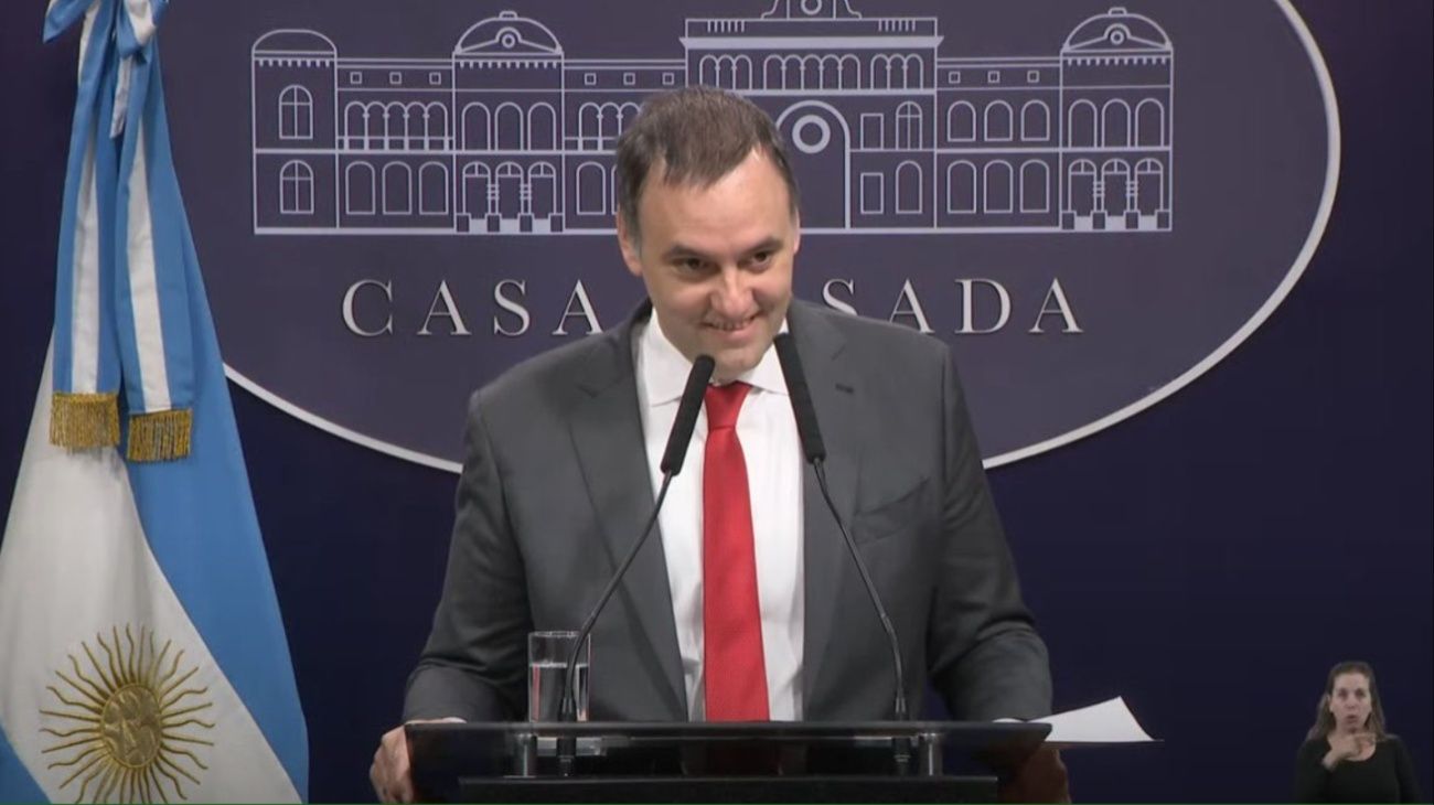 Manuel Adorni recibió el rango de ministro y ahora depende directamente de Javier Milei