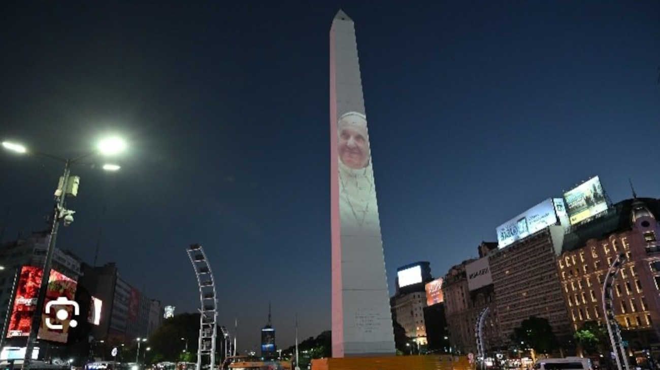 Muerte del Papa Francisco: el Obelisco, la Torre Eiffel y la catedral de Notre Dame, rinden homenaje al pontífice argentino